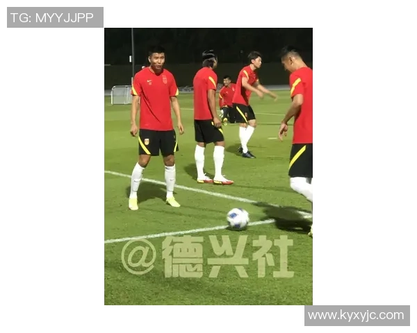 全球足球明星集结：九宫格呈现顶级球员风采与经典瞬间