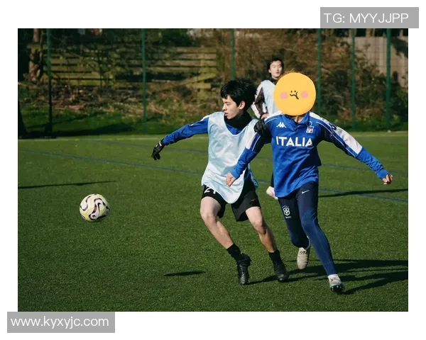 当足球巨星在球场球员通道意外相遇彼此目光交汇瞬间的独特故事 当足球巨星在球场球员通道意外相遇彼此目光交汇瞬间的独特故事