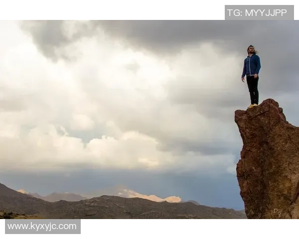 足坛巨星惊艳脚力全解析揭示力量速度与技巧的极致融合 足坛巨星惊艳脚力全解析揭示力量速度与技巧的极致融合