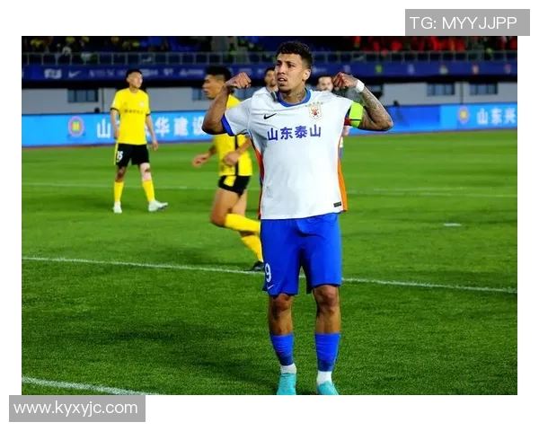 足球后卫英雄守护球门铁壁防线展现绝佳防守技术与无畏精神 足球后卫英雄守护球门铁壁防线展现绝佳防守技术与无畏精神